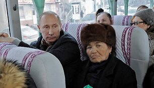 Vladimiras Putinas važiuoja autobusu kartu su butų netekusiais gyventojais.