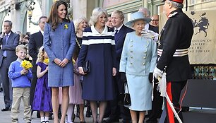 Didžiosios Britanijos karalienė Elizabeth II su Camilla ir Catherine