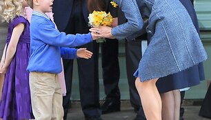 Kembridžo kunigaik&scaron;tienė Catherine i&scaron; berniuko gavo puok&scaron;tę gėlių.