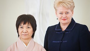 Japonijos ambasadorė Kazuko Shiraishi ir Lietuvos prezidentė Dalia Grybauskaitė