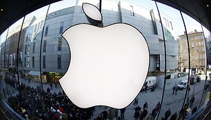 Žmonės laukia prie &bdquo;Apple&ldquo; parduotuvės Miunchene.