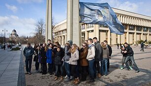 Jaunimas fotografuojasi prie Žemės vėliavos