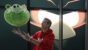 „Rovio Asia“ viceprezidentas Henri Holmas mėto pliušinį „Angry Birds“ personažą.