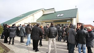 Žmonės prie Kedžių namo