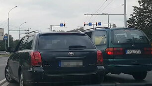 vairuotoju-konfliktas-kelyje-per-vw-langa-isniro-i-toyota-avensis-nukreiptas-ginklas
