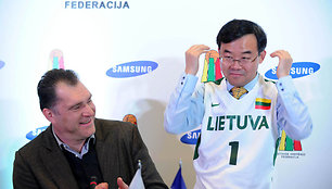 Arvydas Sabonis ir „Samsung“ vadovas Baltijos šalyse Josephas Kimas