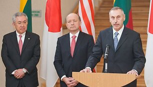 &bdquo;Hitachi&ldquo; viceprezidentas Masaharu Hanyu, Andrius Kubilius ir Arvydas Sekmokas