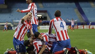 Madrido &bdquo;Atletico&ldquo; futbolininkai džiaugiasi įvarčiu.