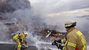 Gaisrininkai įvykio vietoje