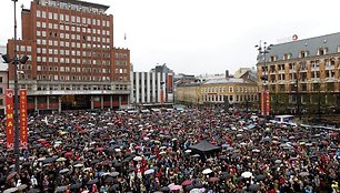 Minios žmonių Osle susirinko dainuoti A.B.Breiviko nemėgstamos dainos