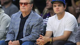 Jackas Nicholsonas su sūnumi Raymondu žiūri NBA rungtynes.