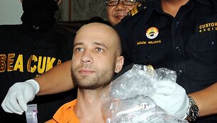 Alexandras Simonovas (oranžiniais mar&scaron;kinėliais)
