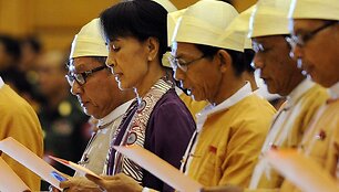 Aung San Suu Kyi (antra i&scaron; kairės)