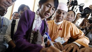 Aung San Suu Kyi pasira&scaron;ė priesaiką.