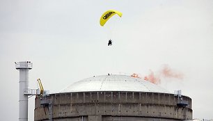 „Greenpeace“ aktyvistas virš atominės elektrinės