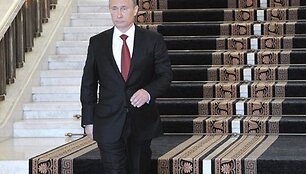 Vladimiras Putinas i&scaron;eina i&scaron; Rusijos Baltųjų rūmų.