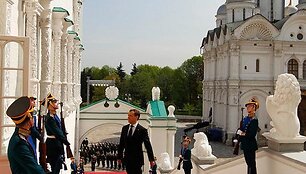 Dmitrijus Medvedevas atvyko į Vladimiro Putino inauguracijos ceremoniją.