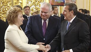Vladimiro Putino žmona Liudmila sveikinasi su Gerhardu Schroederiu. 