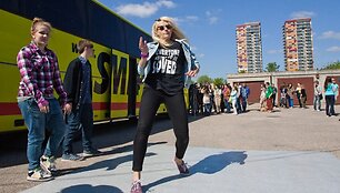 Breiko &scaron;okėjų pasirodymas &scaron;alia autobuso