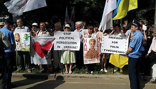 Minios žmonių su plakatais ir vėliavomis prie Charkovo centrinės klinikos