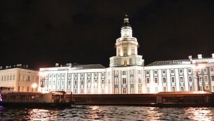 &bdquo;Ermitažas&ldquo; naktį plaukiant upe
