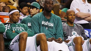 Bostono „Celtics“ krepšininkai Paulas Pierce'as, Kevinas Garnettas ir Ray Allenas