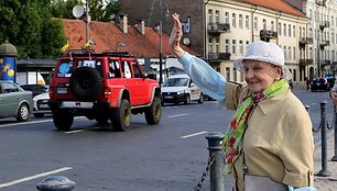 Moteris išlydi dalyvius į Baltijos kelią