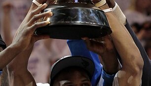 Russellas Westbrookas i&scaron;kėlęs laiko NBA Vakarų konferencijos trofėjų