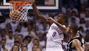 Serge Ibaka dėjimas į krep&scaron;į