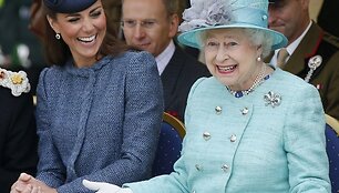 Kembridžo hercogienė Catherine ir Didžiosios Britanijos karalienė Elizabeth II