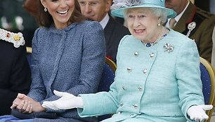 Kembridžo hercogienė Catherine ir Didžiosios Britanijos karalienė Elizabeth II