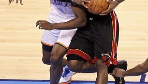 Serge Ibaka ir LeBronas Jamesas