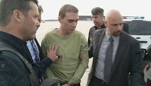 Pareigūnų vedamas Luka Rocco Magnotta