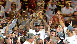 LeBronas Jamesas su NBA trofėjumi rankose