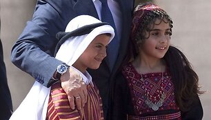 Rusijos prezidentas Vladimiras Putinas su Palestinos tradiciniais drabužiais apsirengusiais vaikais