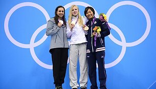 Olimpinė čempionė Rūta Meilutytė (centre), antrosios vietos laimėtoja amerikietė Rebecca Soni (kairėje) ir trečioji vieta atiteko Japonijos plaukikei Satomi Suzuki