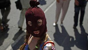 &bdquo;Pussy Riot&ldquo; gerbėja prie teismo