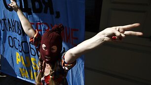 &bdquo;Pussy Riot&ldquo; gerbėja prie teismo