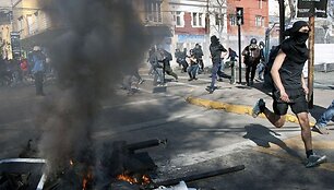 Čilės studentai per protestą susirėmė su riau&scaron;ių policija.