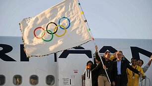 Rio de Žaneiro meras Eduardo Paesas mojuoja olimpine vėliava 