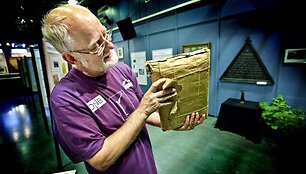 Kjellas Voldheimas laiko paslaptingą siuntinį