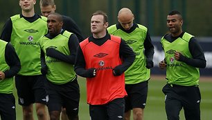 Iš kairės: Andy Carrollas, Jermainas Defoe, Wayne'as Rooney, Jonjo Shelvey ir Ashley Cole'as