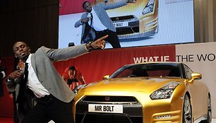 Bėgikas Usainas Boltas šalia „Nissan Bolt Gold GT-R“