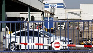 &bdquo;Ford&ldquo; automobilis prie įvažiavimo į gamyklą