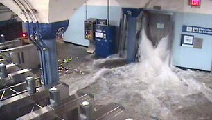 Naujajame Džersyje į metro stotelę veržiasi potvynio vanduo.
