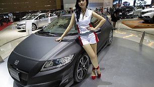 Mergina prie „Honda CR-Z“