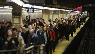 Žmonės Niujorko metro stotelėje piko metu