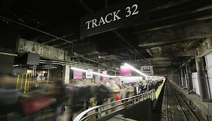 Žmonės Niujorko metro stotelėje piko metu