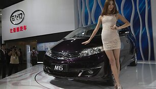 Modelis stovi prie BYD M6 automobilio