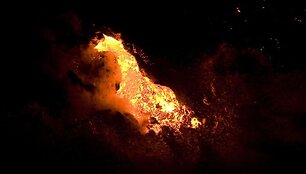 Į vandenyną teka lava